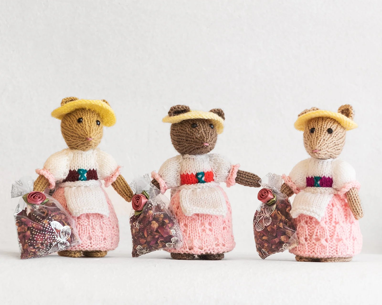 knitted mice with skirts holding pot pour